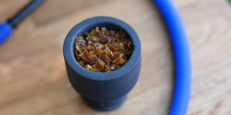 Shisha-Kopf mit befülltem Shisha-Tabak. 