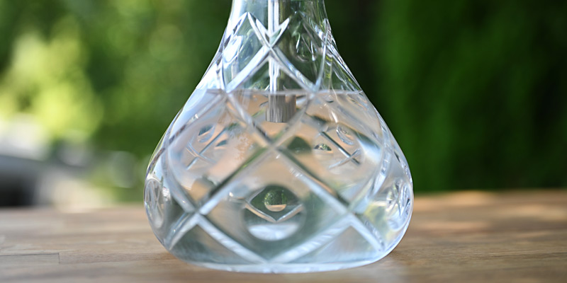 Shisha-Bowl mit Tauchrohr, das nur um eine Daumenbreite ins Wasser ragt.