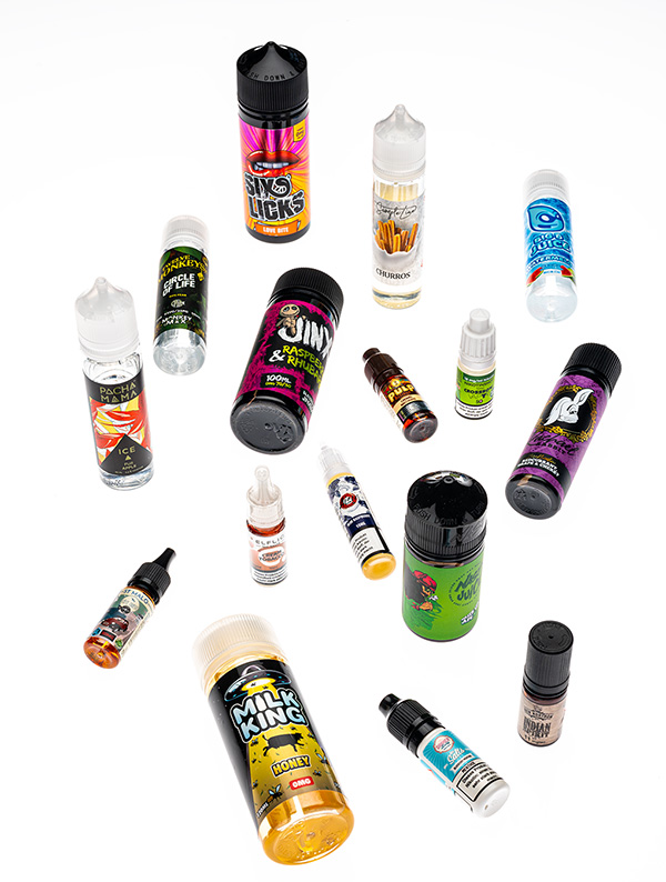 Eine Vielfalt an Liquids wie Shortfills und Niic Salts bunt verstreut.